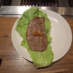 焼肉うしごろ - 女性スタッフに焼いてもらった栃木県産の上ミスジを、サンチュの上にのせてさらにその上にサムジャンをのせたもの・その1です。