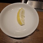 焼肉うしごろ - くし切りにしたレモンです。