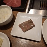 焼肉うしごろ - 魚沼産コシヒカリご飯と、女性スタッフに焼いてもらった栃木県産の上ミスジです。
