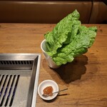 焼肉うしごろ - サンチュとサムジャンです。