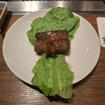 焼肉うしごろ - サンチュの上にのせ、上に岩塩とサムジャン、おろしポン酢をのせた鹿児島県産の厚切りサーロインです。
