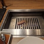 焼肉うしごろ - 鹿児島県産の厚切りサーロインを、網の鉄板で焼いている様子のその6です。