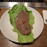 焼肉うしごろ - 女性スタッフに焼いてもらった栃木県産の上ミスジを、サンチュの上にのせてさらにその上にサムジャンをのせたもの・その2です。