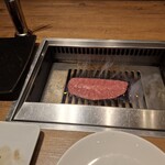 焼肉うしごろ - 栃木県産の上ミスジを、網の鉄板で焼いている様子のその5です。