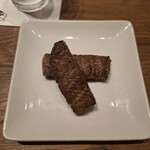 焼肉うしごろ - 網の鉄板で焼いた、鹿児島県産の厚切りサーロインのその1です。