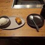 焼肉うしごろ - 紅はるかの焼き芋と、塩ミルクアイスの組み合わせならびにほうじ茶です。