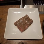 焼肉うしごろ - 網の鉄板で焼いてもらった、栃木県産の上ミスジのその2です。