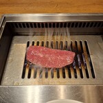 焼肉うしごろ - 栃木県産の上ミスジを、網の鉄板で焼いている様子のその1です。