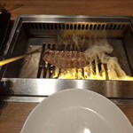 焼肉うしごろ - 栃木県産の上ミスジを、網の鉄板で焼いている様子のその3です。見事なファイアーダンスを繰り広げてます。