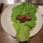 焼肉うしごろ - サンチュの上にのせ、おろしポン酢とサムジャンをさらにその上にのせた鹿児島県産の厚切りサーロインです。