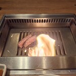焼肉うしごろ - 鹿児島県産の厚切りサーロインを、網の鉄板で焼いている様子のその4です。完全にファイアーダンスを繰り広げてます。