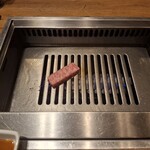 焼肉うしごろ - 鹿児島県産の厚切りサーロインを、網の鉄板で焼いている様子のその5です。