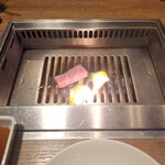 焼肉うしごろ - 鹿児島県産の厚切りサーロインを、網の鉄板で焼いている様子のその8です。ファイアーダンスを繰り広げてます。