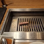 焼肉うしごろ - 鹿児島県産の厚切りサーロインを、網の鉄板で焼いている様子のその7です。