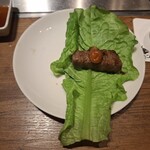 焼肉うしごろ - サンチュの上にのせ、さらにその上にサムジャンをのせた鹿児島県産の厚切りサーロインです。