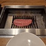 焼肉うしごろ - 栃木県産の上ミスジを、網の鉄板で焼いている様子のその2です。