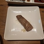 焼肉うしごろ - 網の鉄板で焼いた、鹿児島県産の厚切りサーロインのその2です。