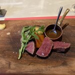 オーセンティック リビング ブッチャー エヌワイシー - メインのお肉。からしや岩塩、ソースの3種を使い分けて食べます♪