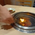 西麻布けんしろう - アテンダー五十川純さんがすべてお肉を焼いてくれます♪