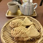 ナニワヤ・カフェ - 「たい焼き（1匹）とほうじ茶」（700円）
