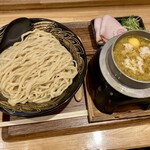 新旬屋 - 金のつけ鶏中華の全景