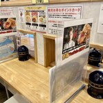 新旬屋 - 4人掛けテーブルと1人様カウンターは仕切り付き