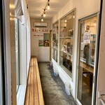 新旬屋 - 待つベンチ