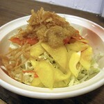 炭火と煮込み ひとたらし - お通し「季節野菜のサラダ」