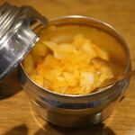 SPICY CURRY 魯珈 - 付け合せの福神漬け