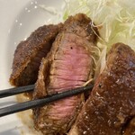 グリル一平 - レアな火入れのビーフカツ断面の図！\( ˆoˆ )/