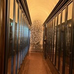 アンティカ オステリア デル ポンテ - 現地から持ち込んだ特別な装飾とワインセラーがお迎え