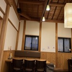 万葉 - 木の香りに包まれた温かい店内。落ち着いた照明と和の空間が、心までほぐしてくれる癒しの雰囲気ですね。