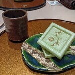 西麻布けんしろう - 【12品目...デザート】最中アイス
      　ほうじ茶アイス さつまいものペースト 黒蜜
      　挟んでお召し上がりください