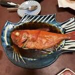 はまべ荘 - キンメダイの煮魚　頭から尻尾まで40センチ弱あります