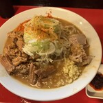 ラーメン鷹の目 江古田店 - 【限定】味噌モツ煮ラーメン 麺増し400g(ショウガ、辛揚げ、七味)、フォロワーサービス自家製麻辣辛味