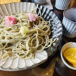 そばんち - 酢橘を絞ったら辛味大根が濃いピンクになり3色に