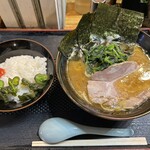 ラーメン見田家 - 料理写真:ラーメン（並、700円）＋ライス（無料）