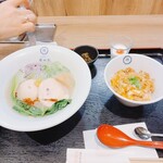 博多鶏ソバ 華味鳥 阪急梅田本店 - 