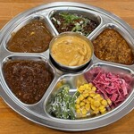 コスギカレー - 左下から　濃すぎカレー・ヨーロピアンカレー・濃すぎスパイシーキーマカレー・今週の創作茄子と蓮根の中華風キーマ。中央が今週のうますぎ和ジアンカレー