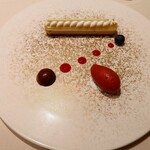 メインダイニングルーム 三笠 - 洋梨と栗のムース　カシスアイスを添えて
