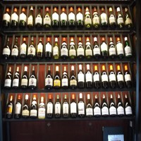メインダイニングルーム - 壁の一角のワイン棚