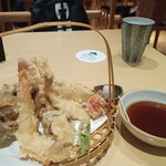 とうふ旬菜 心音 - 料理写真:★★★9種の天麩羅 980円 ししとう、プチトマト、椎茸、海老、舞茸、ハモ、ごぼう、キノコ、山伏茸、ブラウンえのき。サクサクで酒のアテには丁度いい！