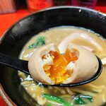 横浜ラーメン 真砂家 - 塩味強めの味付玉子