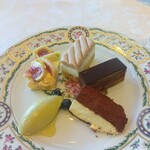 レストラン 西洋銀座 - モンブランとチョコレートケーキとティラミスとピスタチオアイスとイチジクが載った何か