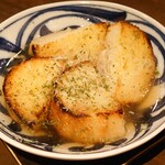 飲んべぇ食堂 らくだ屋 - ガーリックトーストのおでん
