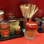 ラーメン 環2家 - 胡麻・お酢・ショウガで、重めの一杯も最後まで飽きずに食べられる。
      フライドガーリックと特製にんにく。味変というより“追いパンチ”用アイテム。