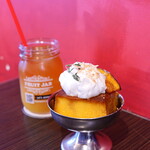 roku cafe - かぼちゃプリン（800円） オレンジアイスティー（650円） アフタヌーンティーセット割（－100円）