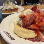 メレンゲ みなとみらい店 - ストロベリーパンケーキ(手前)、シナモンシュガーワッフル(奥)