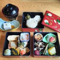 芹生 - 各重のアップ撮影したら良かったな。細かなお料理◎　御椀と炊き込みご飯は温か。生麩饅頭も入ってます。