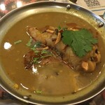 インド料理 パリワル - ウラドダルなどが入ったとろみのあるスープに羊の脚が入った豪勢なダルスープ